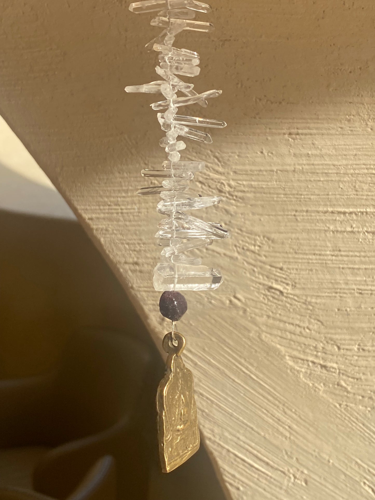 Grenat brut, cristal et attrape-soleil Bouddha
