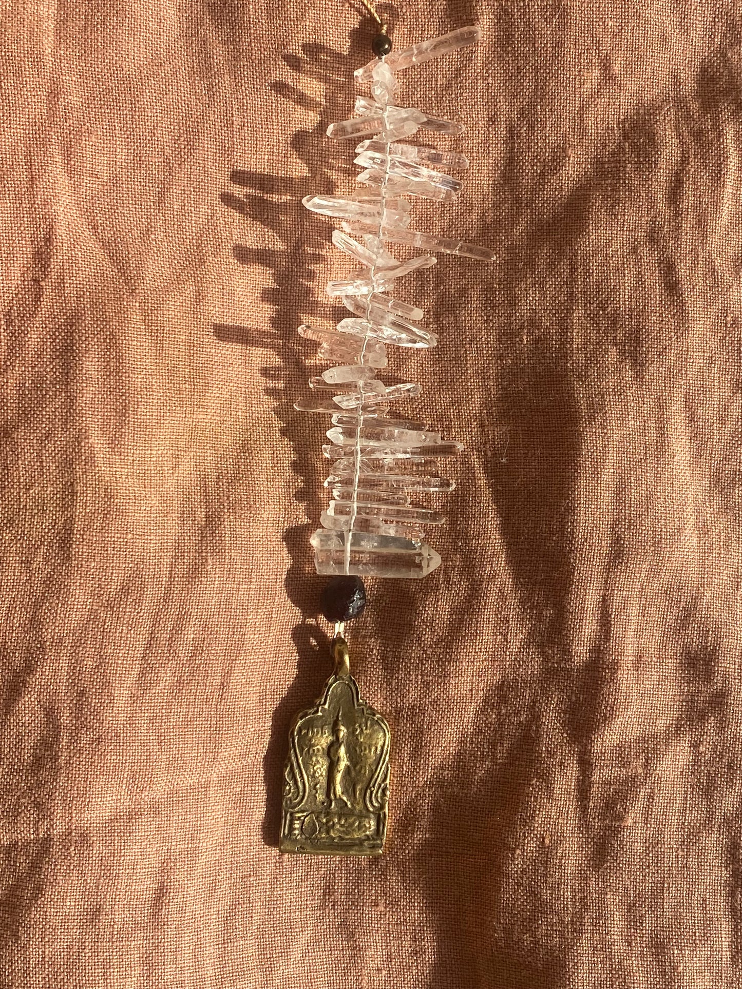 Grenat brut, cristal et attrape-soleil Bouddha