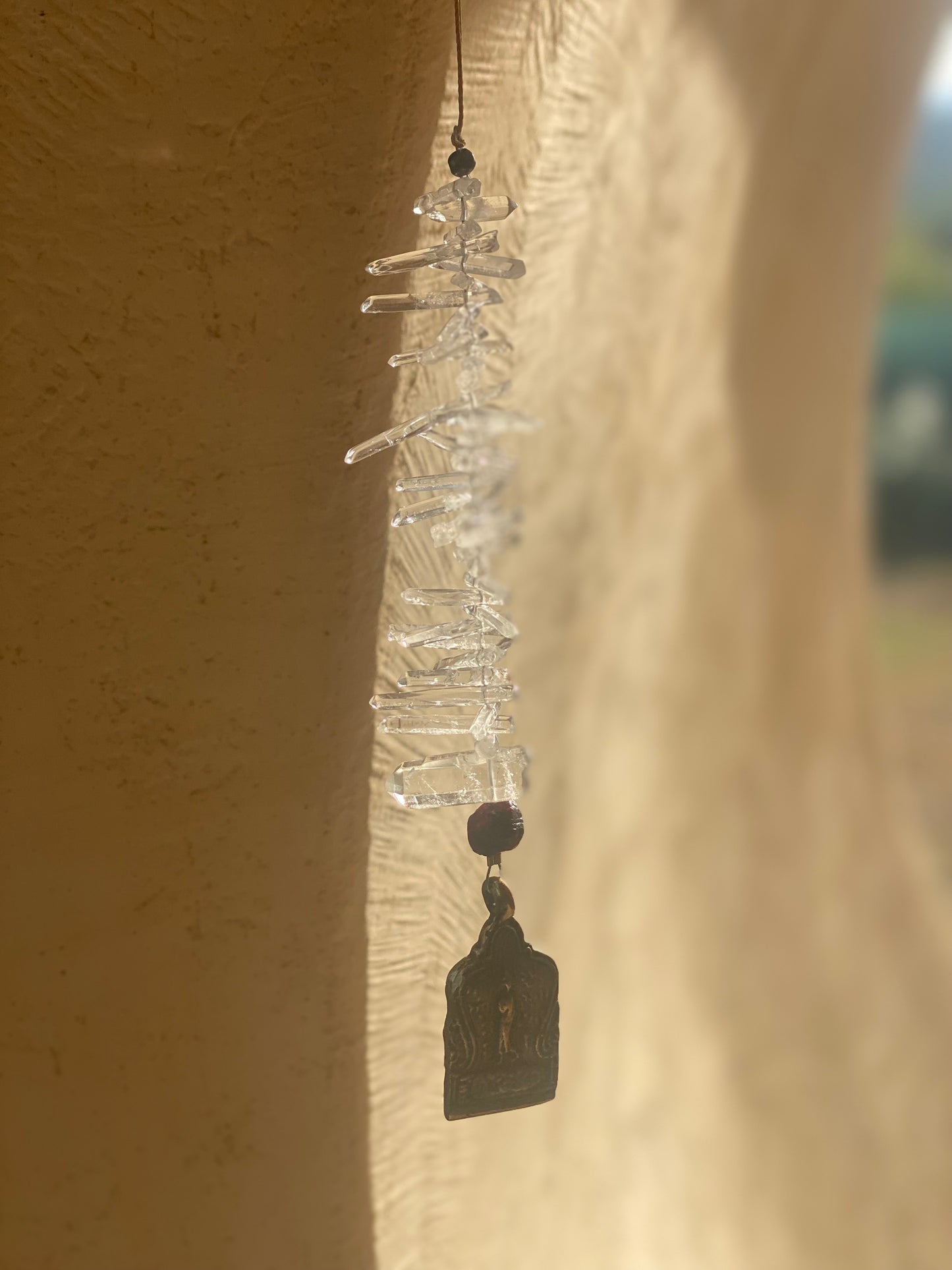 Grenat brut, cristal et attrape-soleil Bouddha