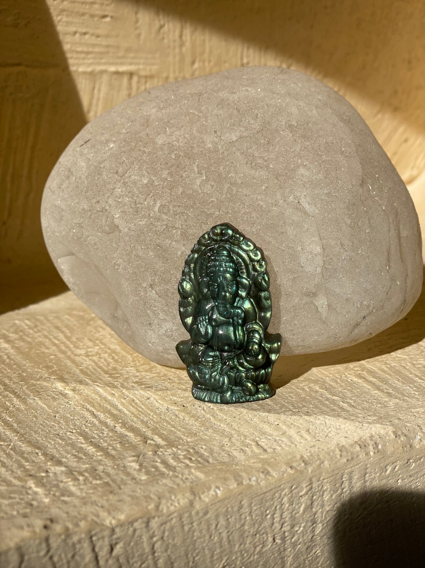 Sculpture sur pierre Ganesha labradorite vert foncé