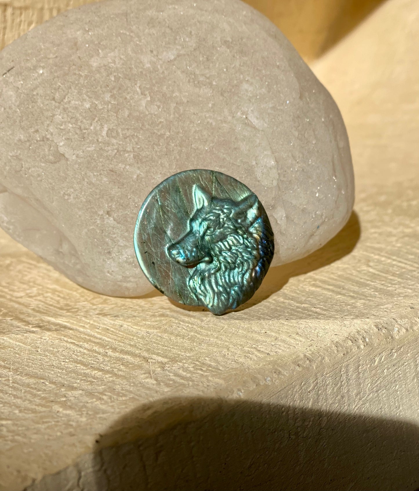 Sculpture de loup en pierre labradorite