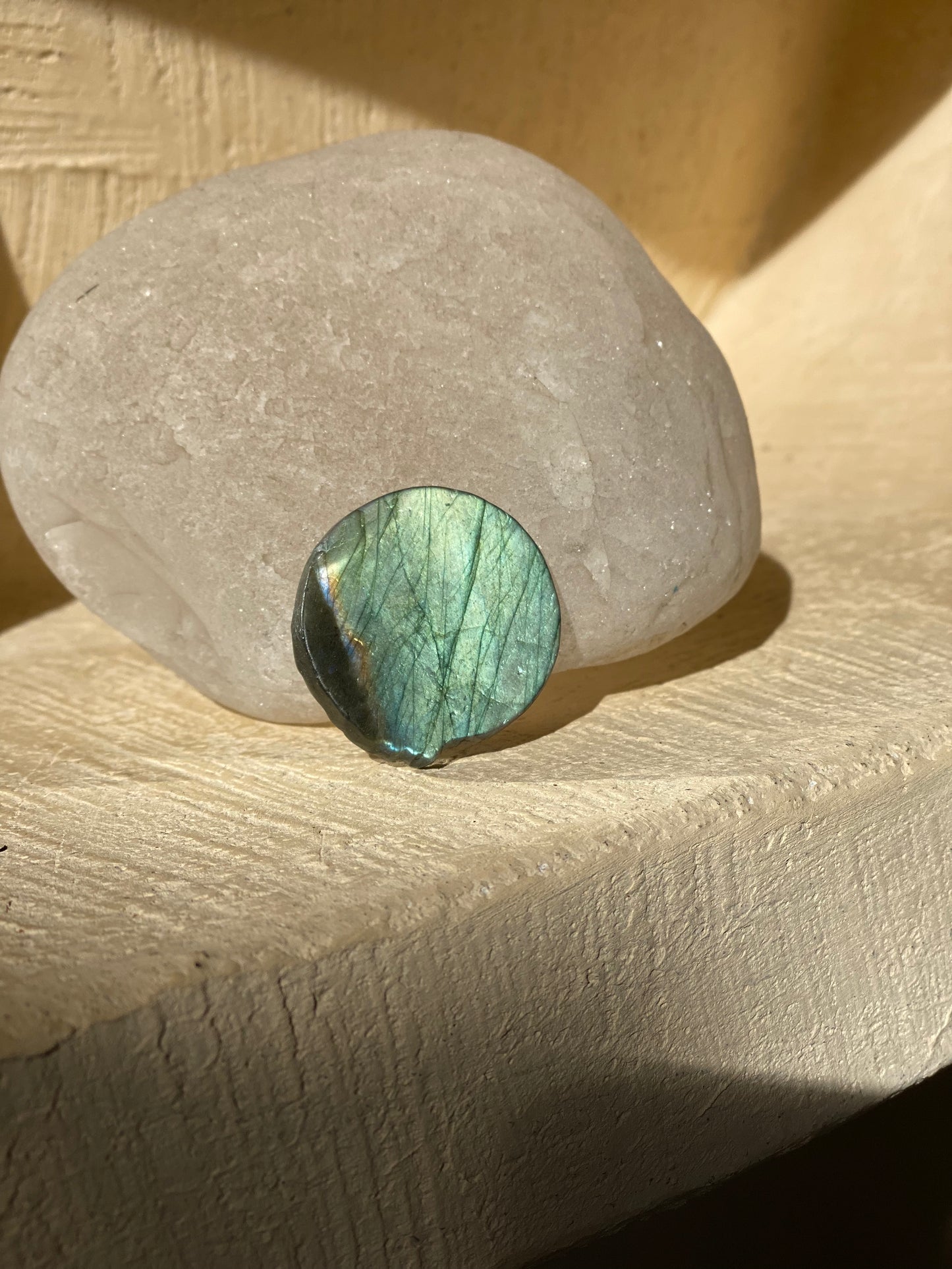 Sculpture de loup en pierre labradorite