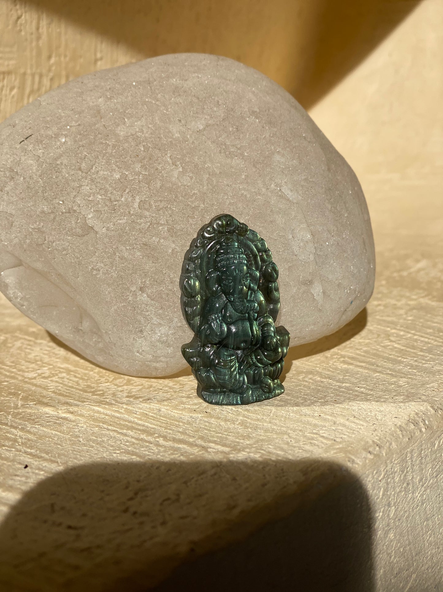 Sculpture sur pierre Ganesha labradorite vert foncé