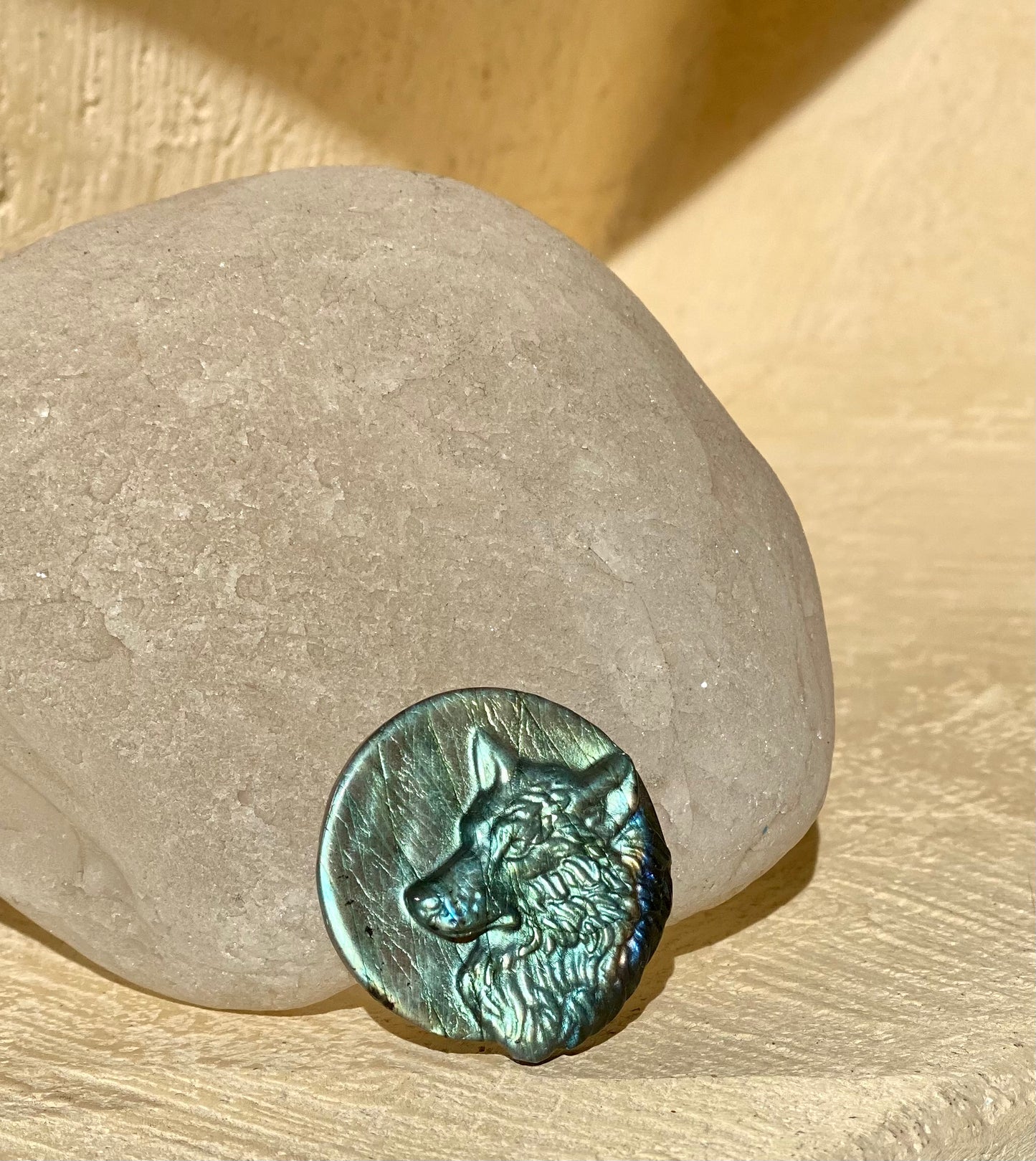 Sculpture de loup en pierre labradorite