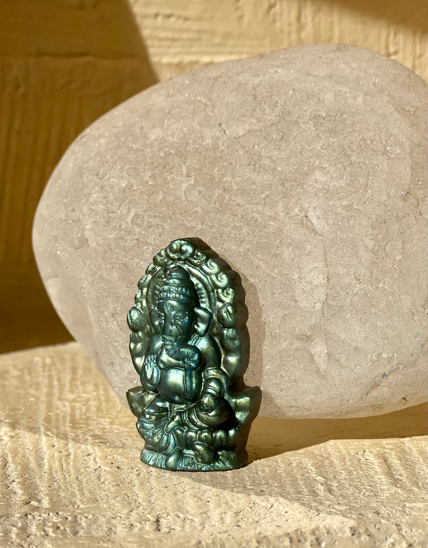 Sculpture sur pierre Ganesha labradorite vert foncé