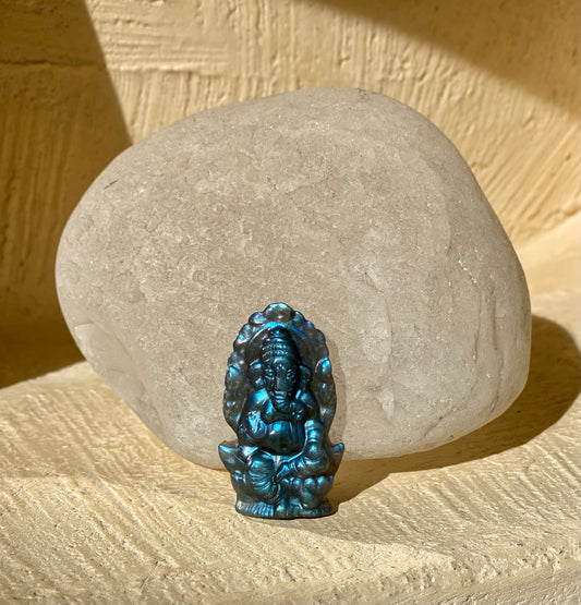 Sculpture en pierre de Ganesha en labradorite bleu électrique