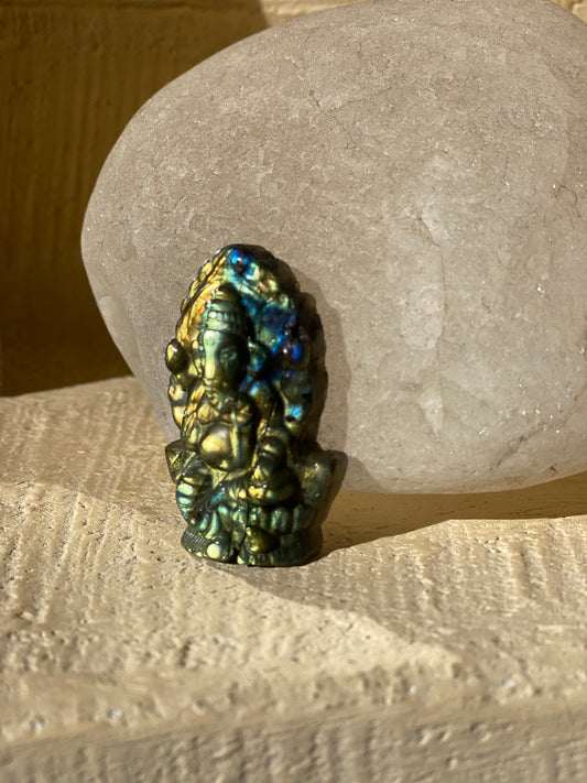 Sculpture sur pierre Ganesha en labradorite arc-en-ciel