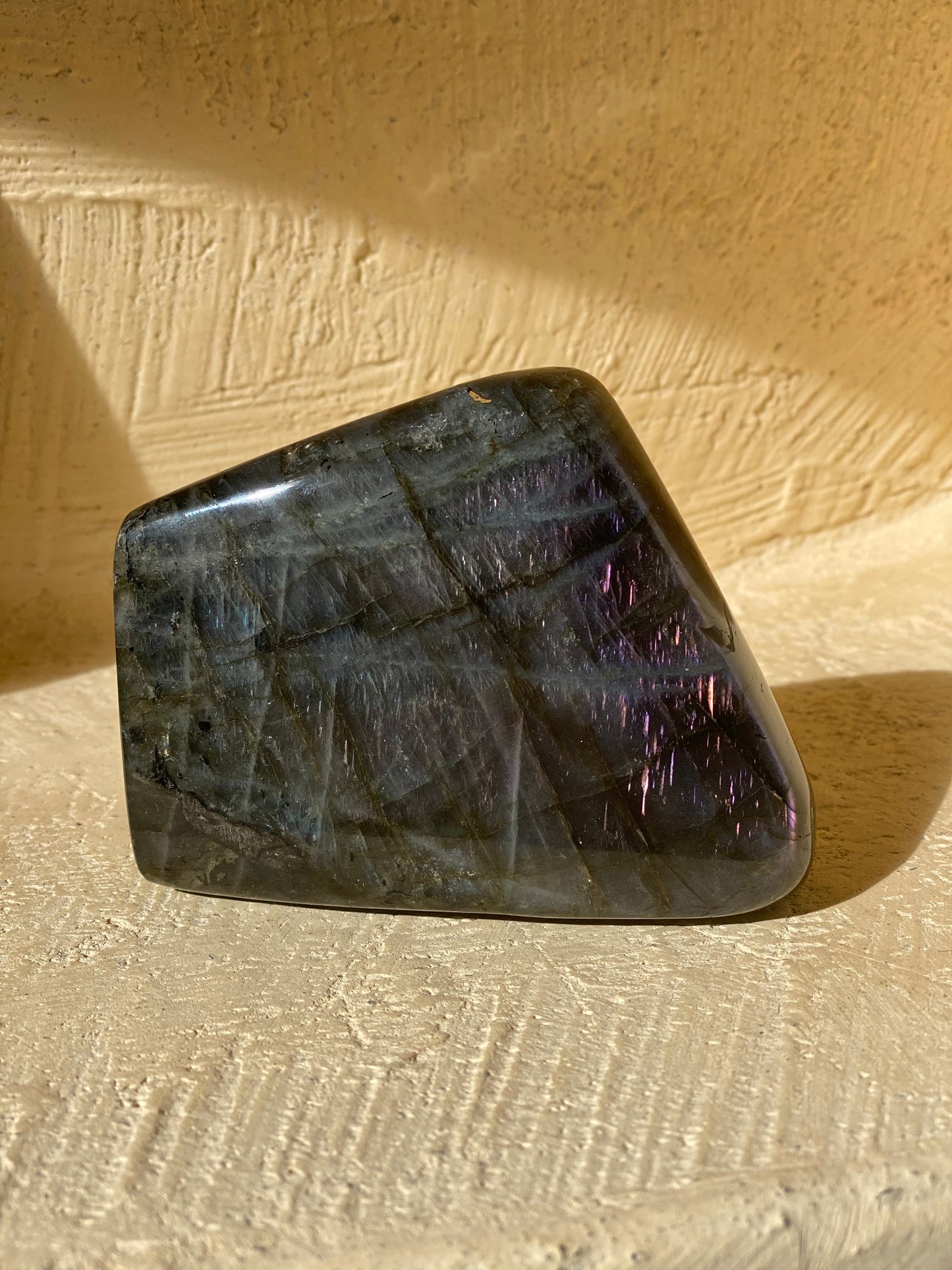 Labradorite violette polie