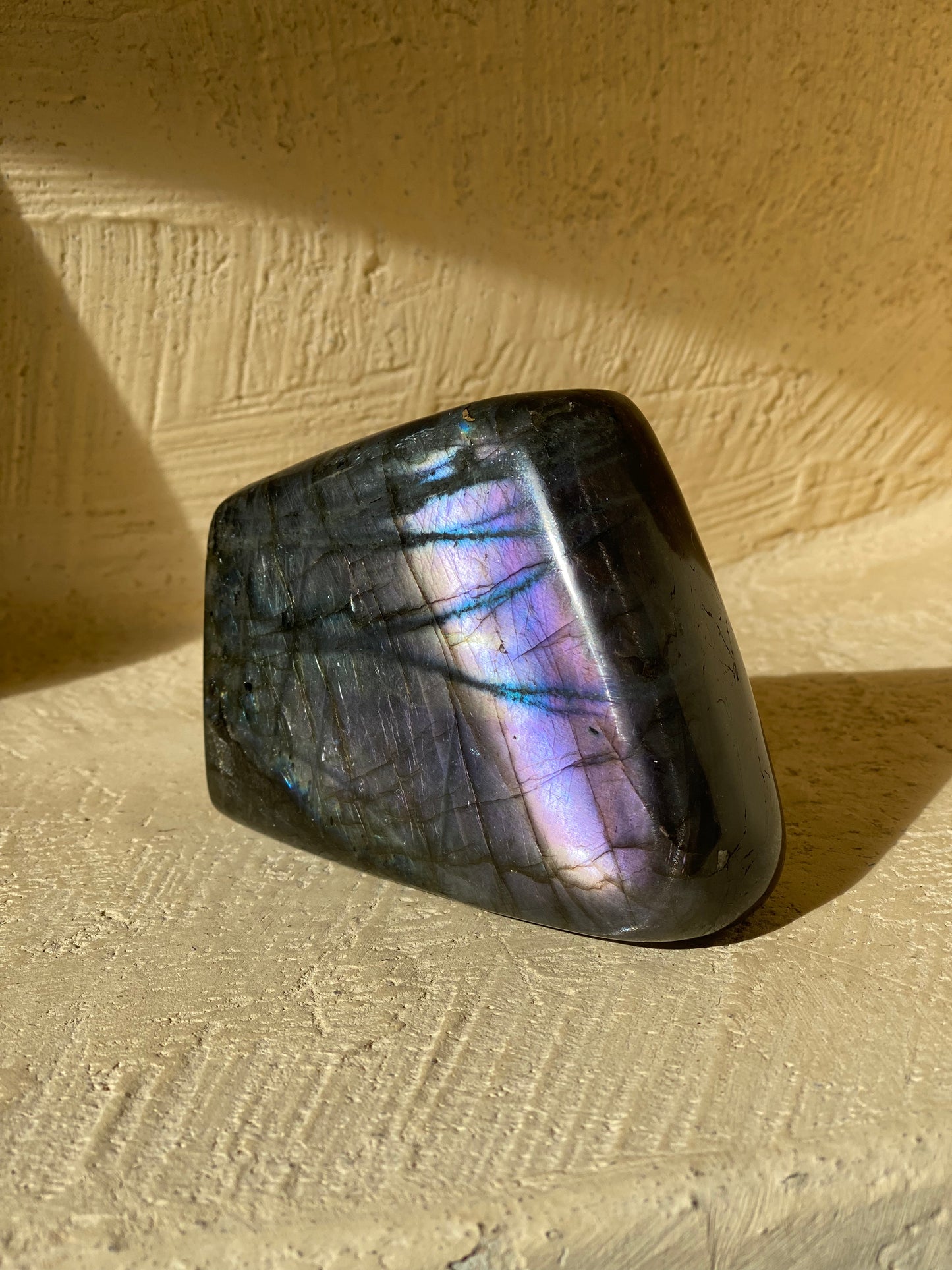 Labradorite violette polie